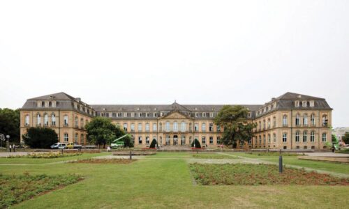 Pieczołowita renowacja drewnianych okien w pałacu w Stuttgarcie