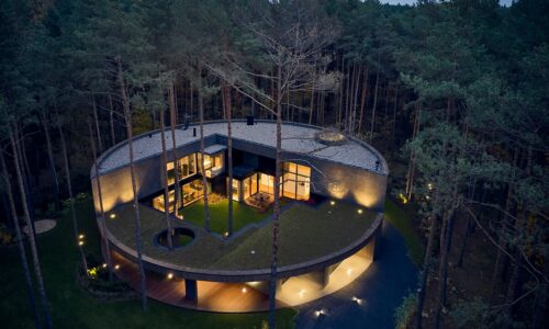 ALUPROF: Circle Wood House – dom wkomponowany w las