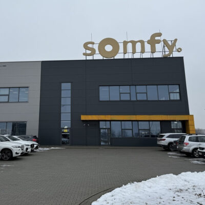 Presstour dziennikarzy po fabryce SOMFY Polska