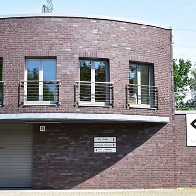 AGC i Assa Abloy prowadzą akwizycje