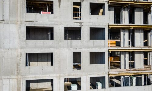 6% – wzrost liczby pozwoleń na budowę mieszkań we Francji w I kwartale 2025 r. Stolarka w liczbach #24