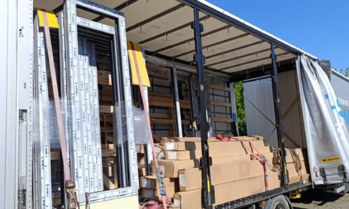Bezpieczny transport okien – jak zabezpieczyć stolarkę na każdą trasę?