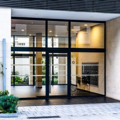 Drzwi metalowe zewnętrzne – stalowe i aluminiowe rozwiązania dla nowoczesnych budynków