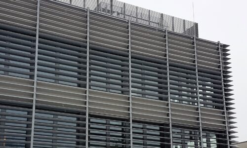 Osłony fasadowe wielkogabarytowe – przegląd rozwiązań