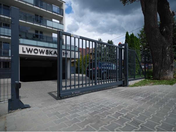 brama przesuwna bloki wiśniowski