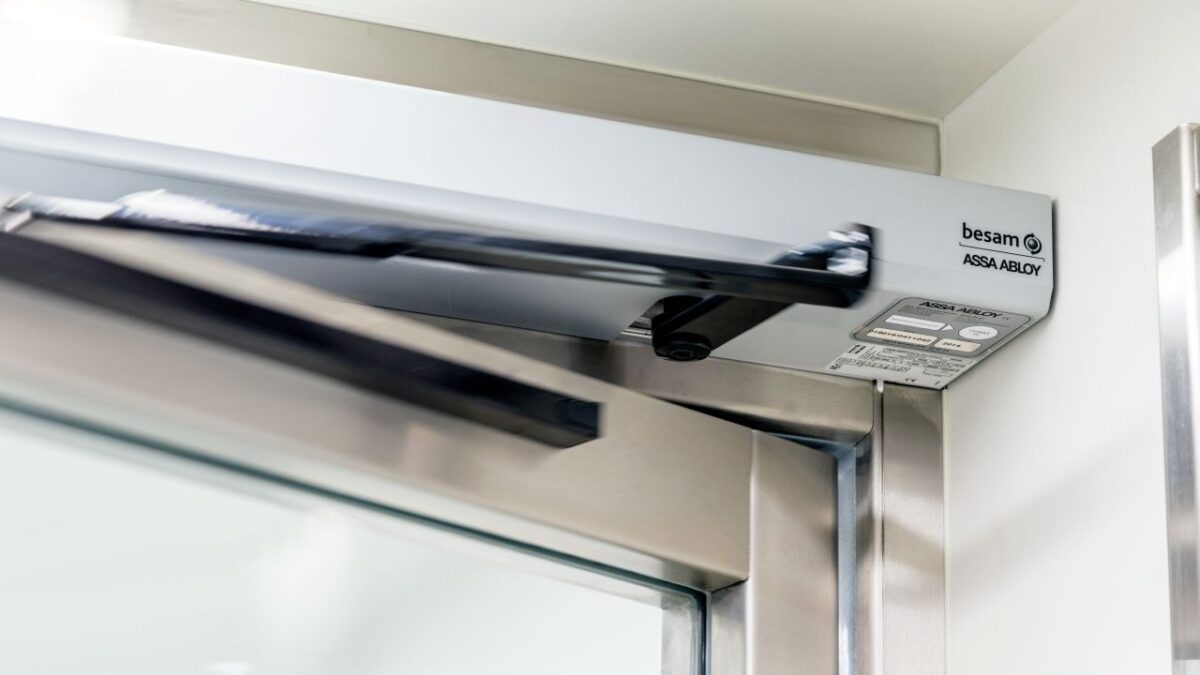 samozamykacze Assa Abloy