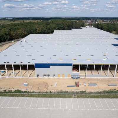 5% – wzrost liczby pozwoleń na budowę budynków niemieszkalnych w Polsce w I półroczu 2025 roku. Stolarka w liczbach #33