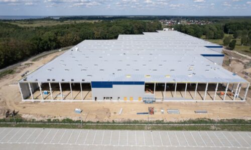 5% – wzrost liczby pozwoleń na budowę budynków niemieszkalnych w Polsce w I półroczu 2025 roku. Stolarka w liczbach #33