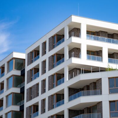 13,4% – o tyle wzrosła liczba mieszkań oddanych do użytkowania w październiku 2025 r/r. Stolarka w liczbach #36