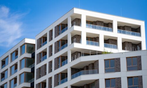 13,4% – o tyle wzrosła liczba mieszkań oddanych do użytkowania w październiku 2025 r/r. Stolarka w liczbach #36