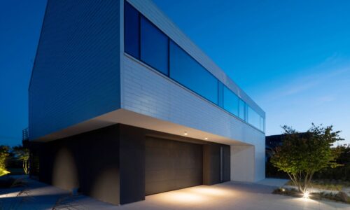 WIŚNIOWSKI: Gra kontrastów – grafit i biel w nowoczesnej formie