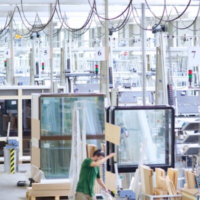 O specjalistów coraz trudniej: kogo dziś szukają firmy z branży stolarki?