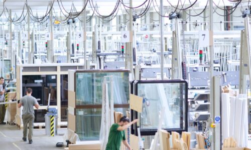 O specjalistów coraz trudniej: kogo dziś szukają firmy z branży stolarki?