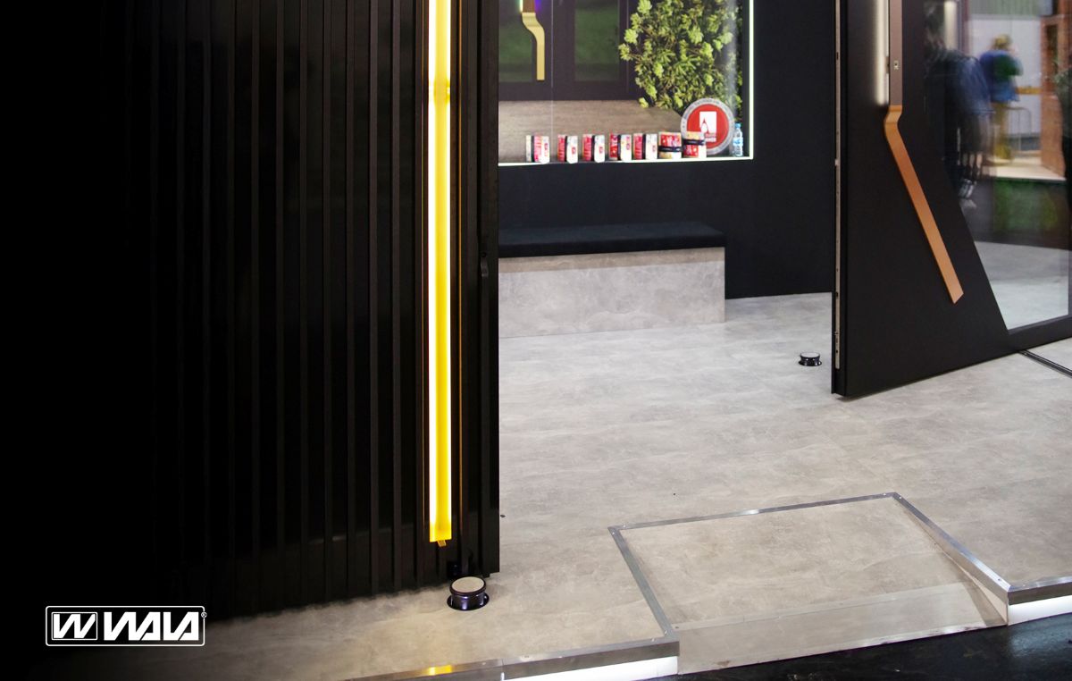 WSTEL W DRZWIACH Z ZAWIASEM PIVOT