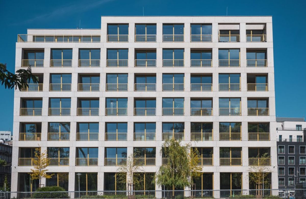 Duże przeszklenia w systemach aluminiowych Schüco zdobią elewację i zapewniają wysoką ochronę akustyczną. Fot.: Schüco