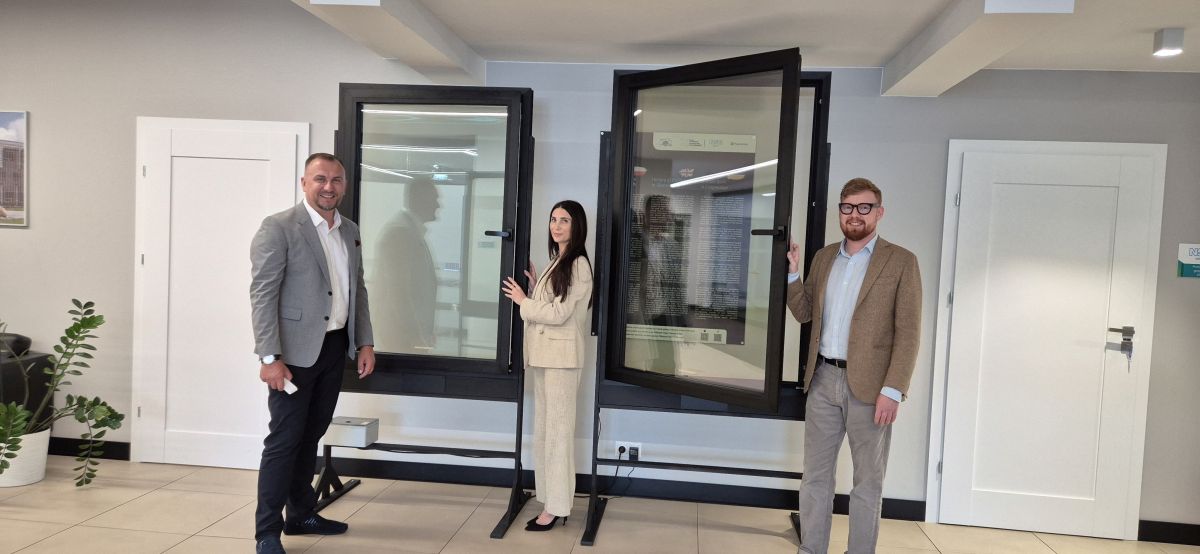 Ryszard Chłopek, dyrektor ds. rozwoju rynku VAP Pilkington (z lewej), Urszula Niziołek z Targów Kielce oraz Szymon Fit, Kierownik ds. Nowych Produktów i Technologii z Pilkington w rozmowie o prezentacji firmy na targach WinDoGlass. Nowościami będą inteligentne szkło elektrochromowe oraz szkło ogrzewające pomieszczenia