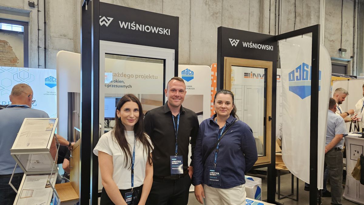 Michał Luraniec kierownik grupy produktowej stolarka pvc w Wiśniowski wskazuje, jakie nowości produktowe zaprezentują we wrześniu w Kielcach